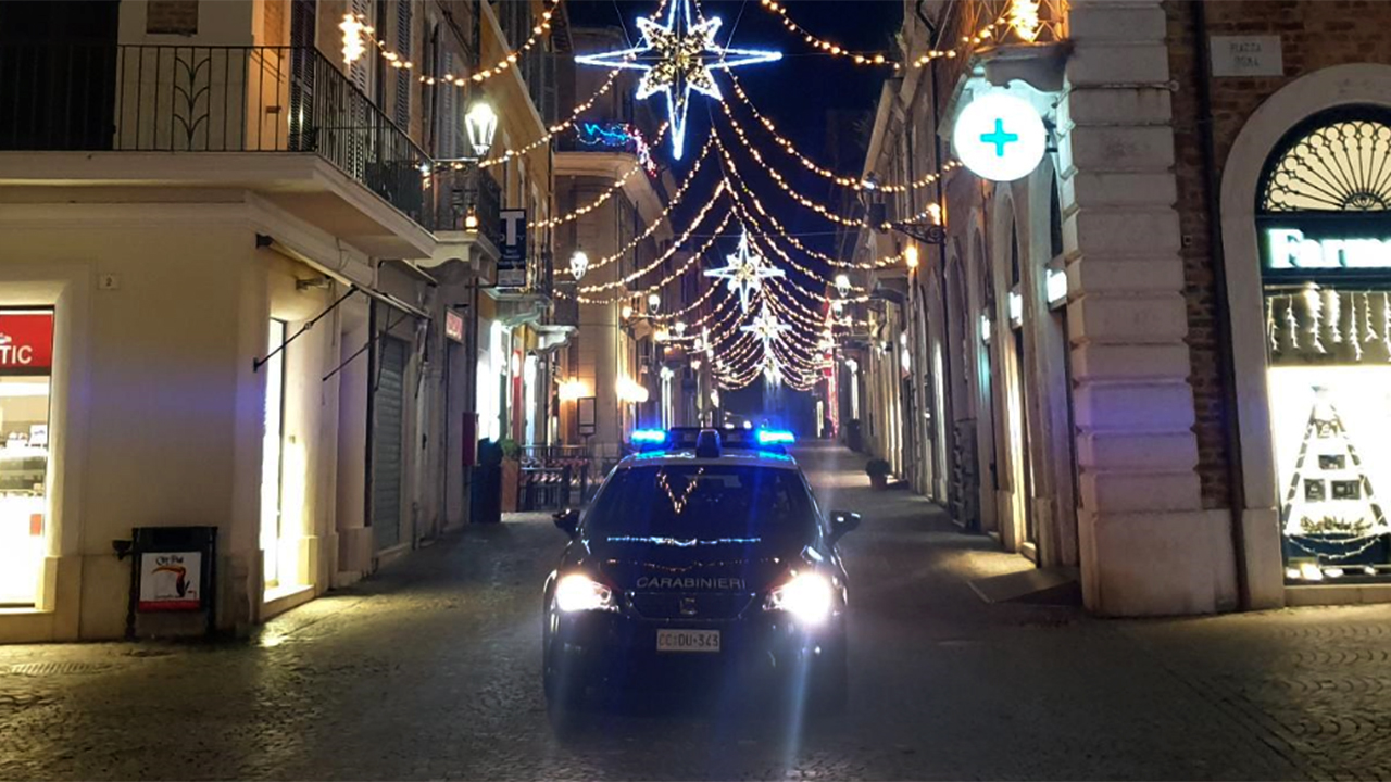 I controlli dei carabinieri a Senigallia per il rispetto delle norme anti contagio da covid