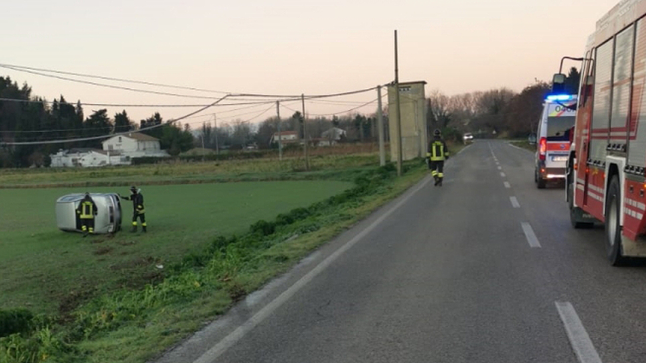 L'incidente avvenuto lungo strada della Bruciata a Senigallia: i soccorsi in atto