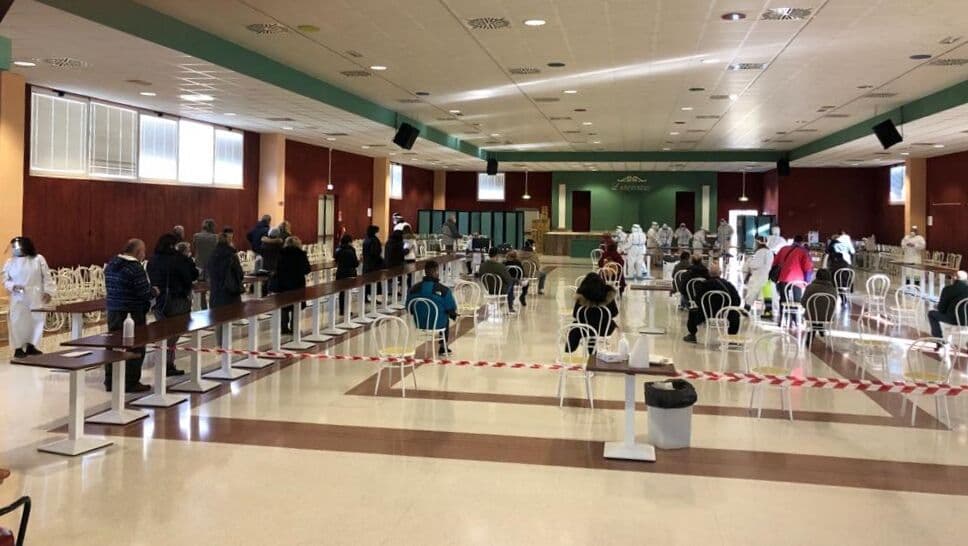 La campagna di screening anti covid al centro sociale "L'Incontro" a Serra de' Conti