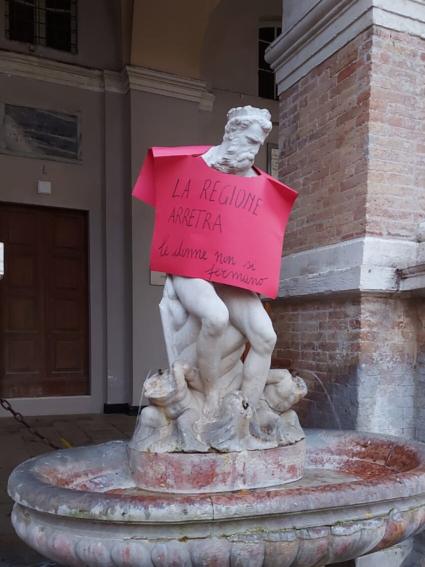 Interruzione volontaria di gravidanza, le donne in piazza a Senigallia contro la giunta regionale