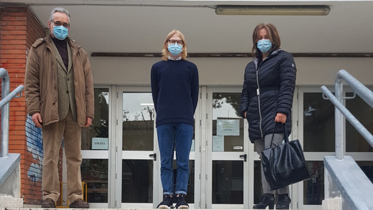 Olimpiadi della statistica, lo studente vincitore Federico Forte, con il preside Samuele Giombi e la docente Antonella Lauro.