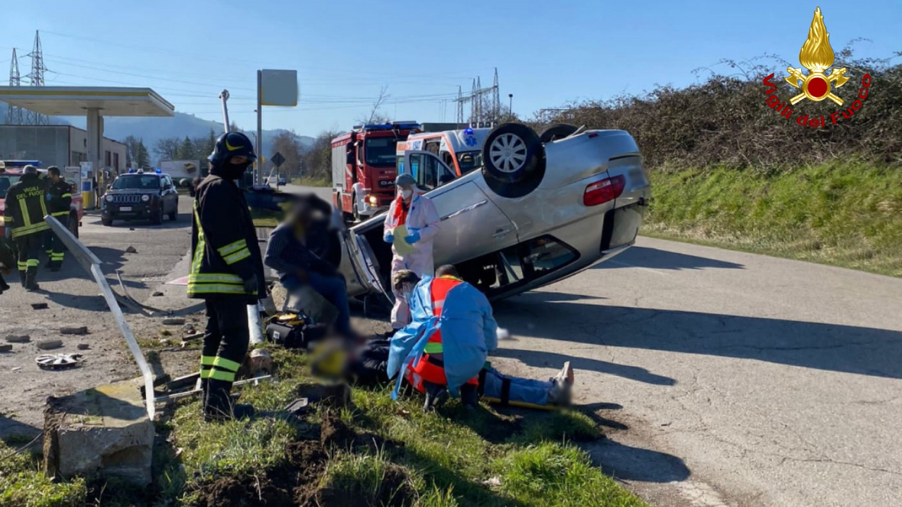 Perde il controllo dell'auto e si ribalta