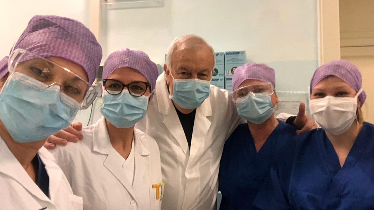 Il dottor Andrea Ansuini con il personale di rianimazione dell'ospedale di Senigallia