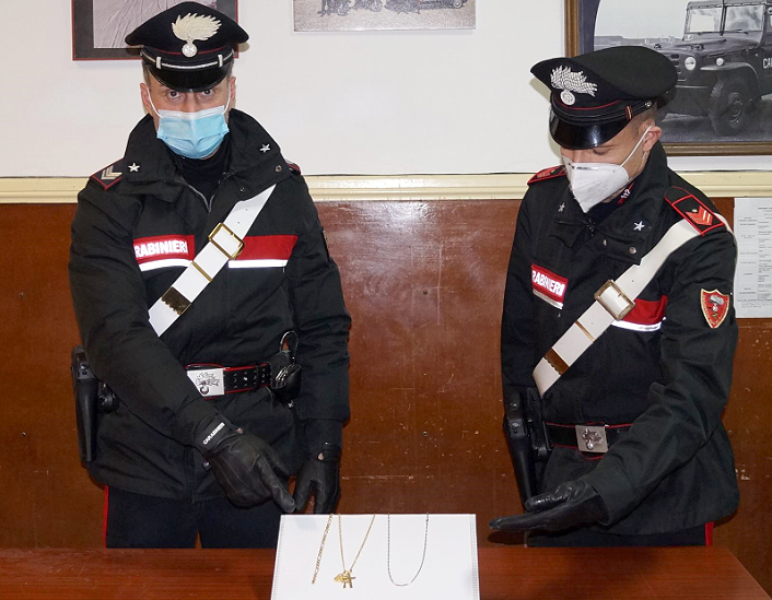 I carabinieri di Senigallia con la refurtiva rinvenuta nell'auto dell'uomo denunciato