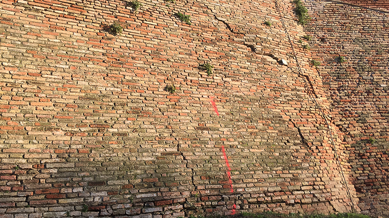 I segni di cedimento delle mura storiche di Corinaldo lungo via del Fosso, gennaio 2021