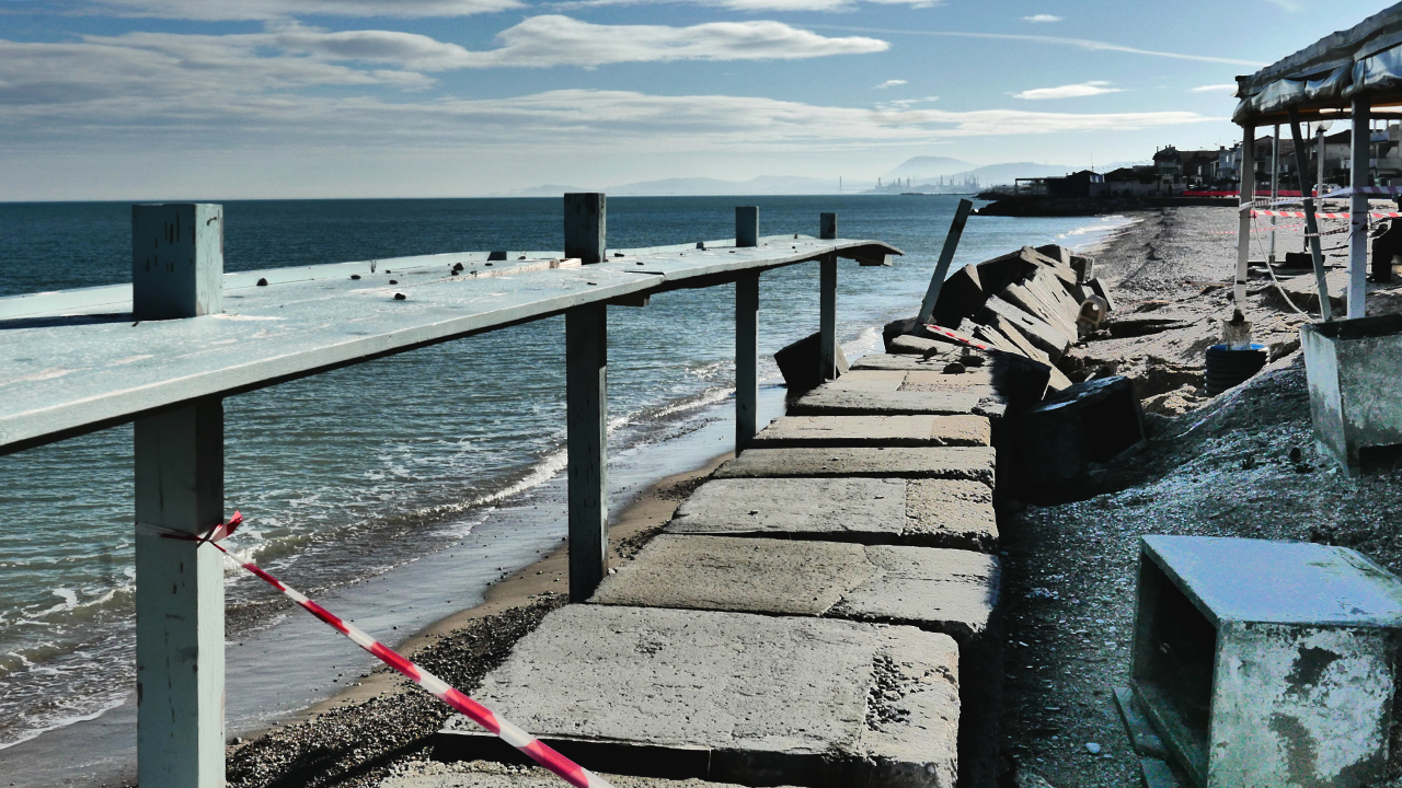 Spostati dal mare i grossi blocchi in cemento a protezione del ristorante bar Heidi a Marina di Montemarciano