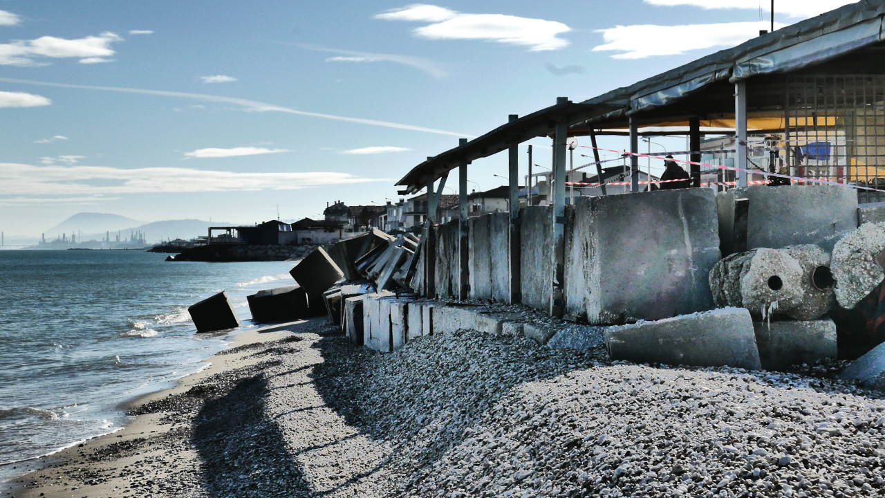 La forza delle mareggiate a Montemarciano ha divelto le protezioni con i blocchi in cemento