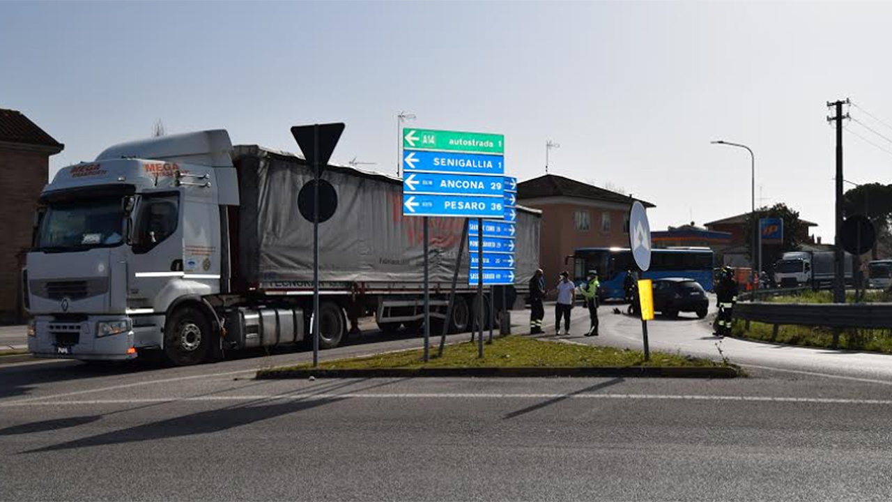 L'incidente lungo la strada provinciale Arceviese a Senigallia