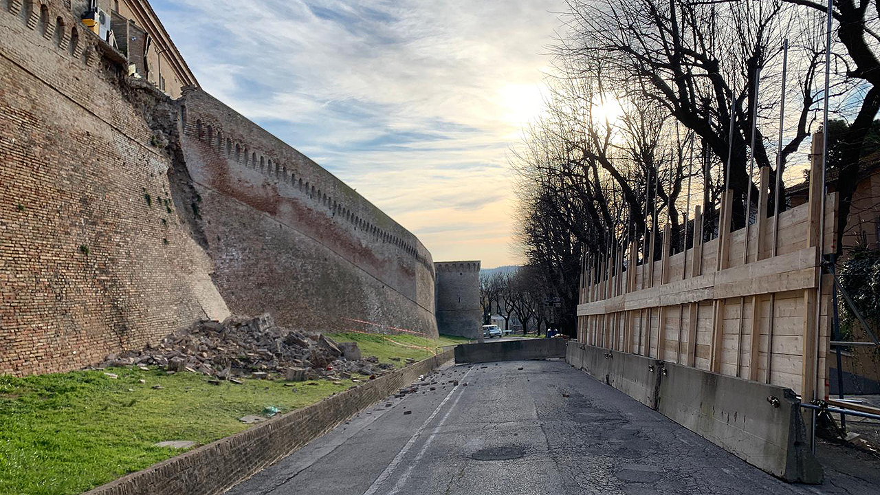 Il tratto di via del Fosso interessato dal crollo delle storiche mura di Corinaldo