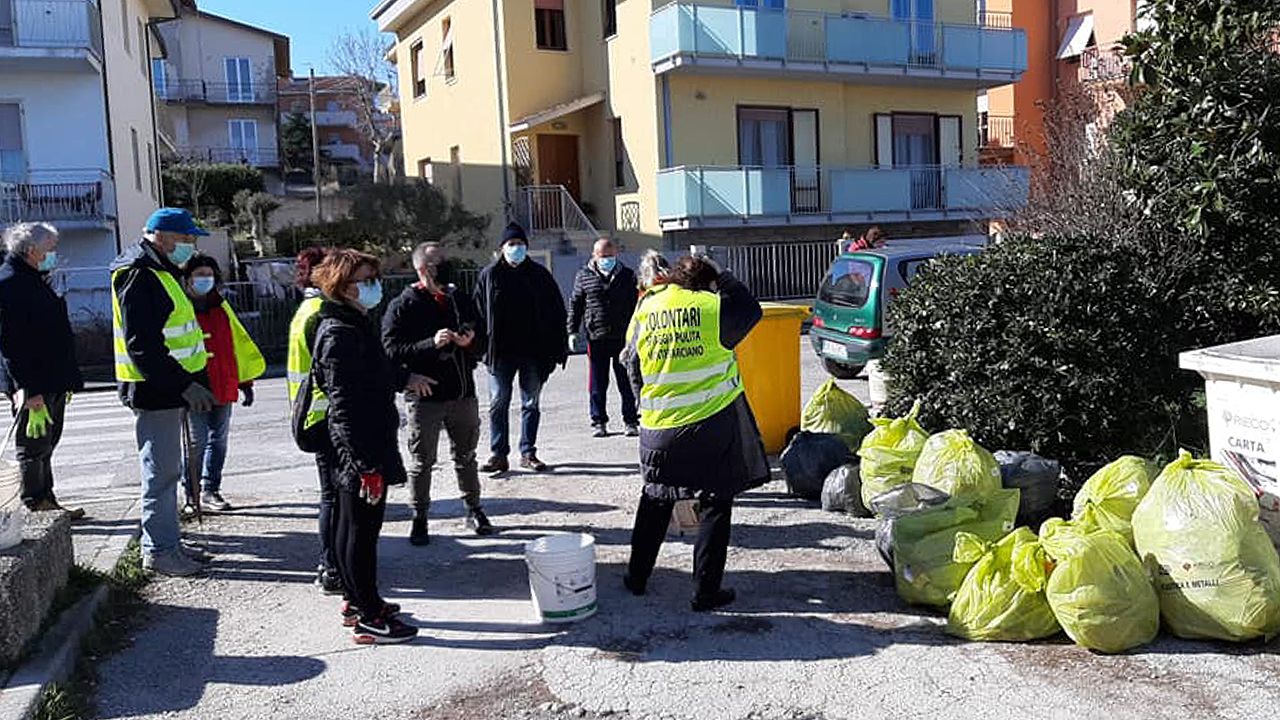 Iniziativa ambientalista a Marina di Montemarciano grazie ai volontari del gruppo “Spiaggia pulita”