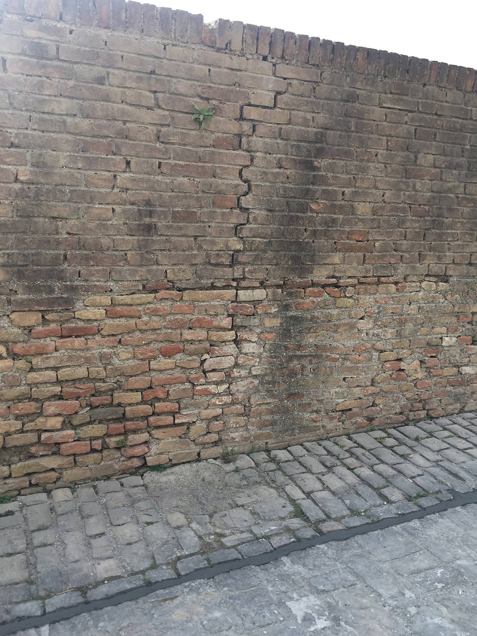 Le crepe sulle storiche mura di Corinaldo nei pressi del torrione del Calcinaro