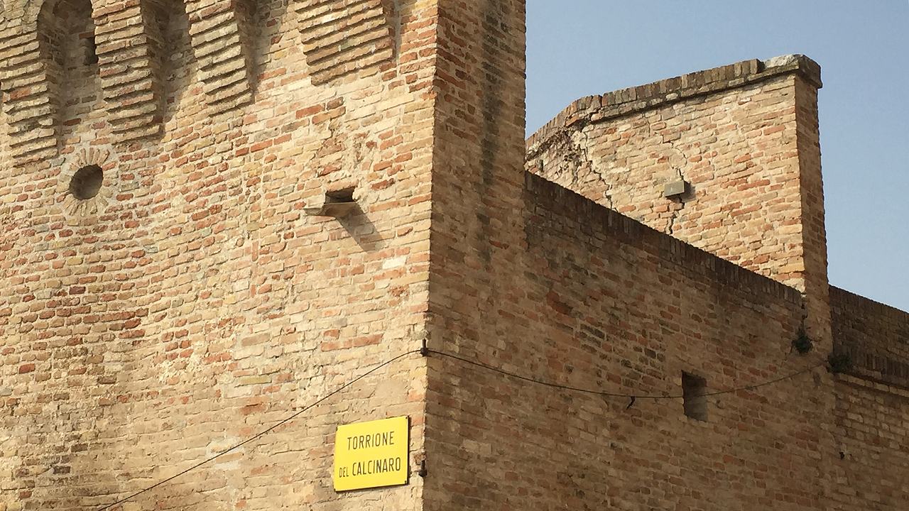 Le crepe sulla cinta muraria di Corinaldo: il torrione del Calcinaro