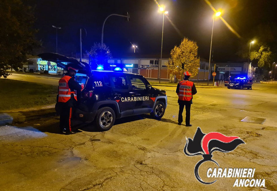 Uno dei posti di blocco istituiti dai Carabinieri di Jesi