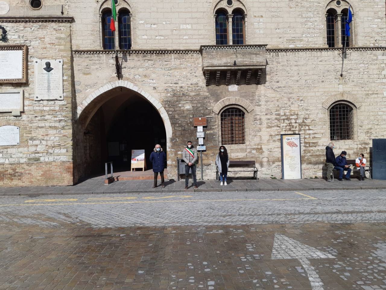 Il vicesindaco di Arcevia Matteo Cesaretti assieme agli assessori Massimo Bergamo ed Erika Possanza davanti al municipio con le bandiere a mezz'asta