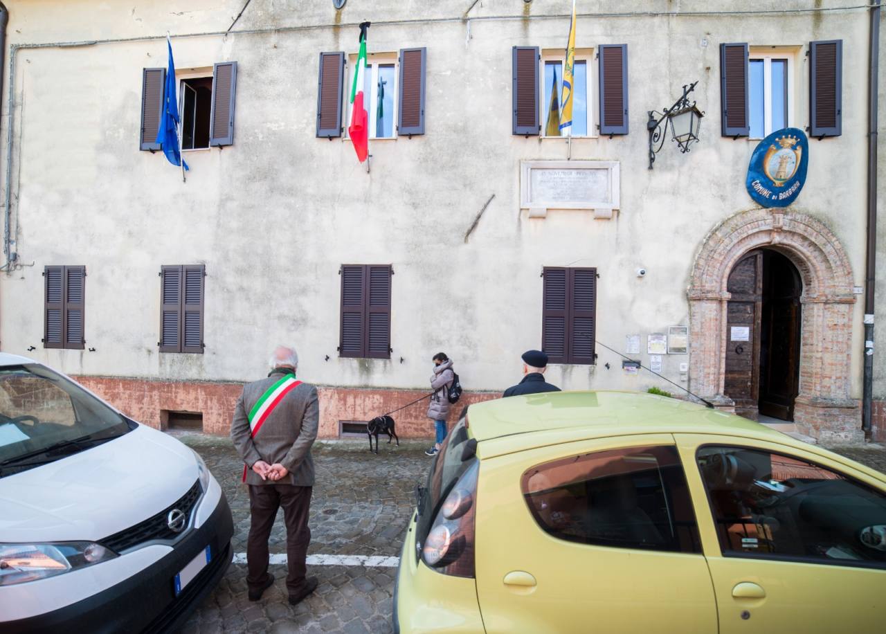 Il sindaco di Barbara Riccardo Pasqualini davanti al municipio nella giornata per le vittime del covid