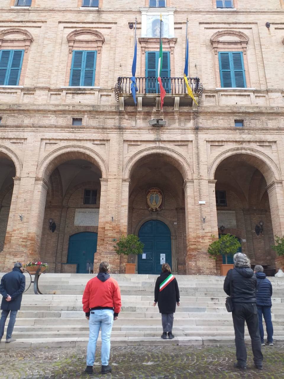 Bandiere a mezz’asta e un minuto di silenzio a Ostra: alla commemorazione il sindaco Fanesi, la sua giunta e il capogruppo di minoranza Storoni