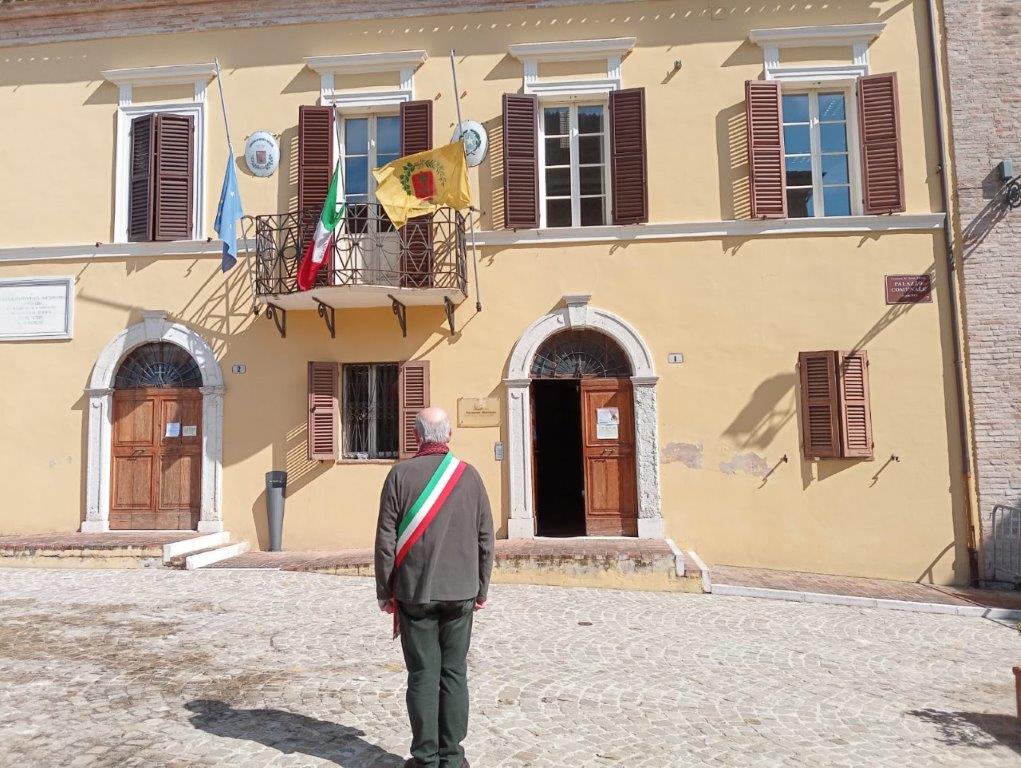 Il sindaco di Ostra Vetere Rodolfo Pancotti davanti al municipio nella giornata per le vittime del covid