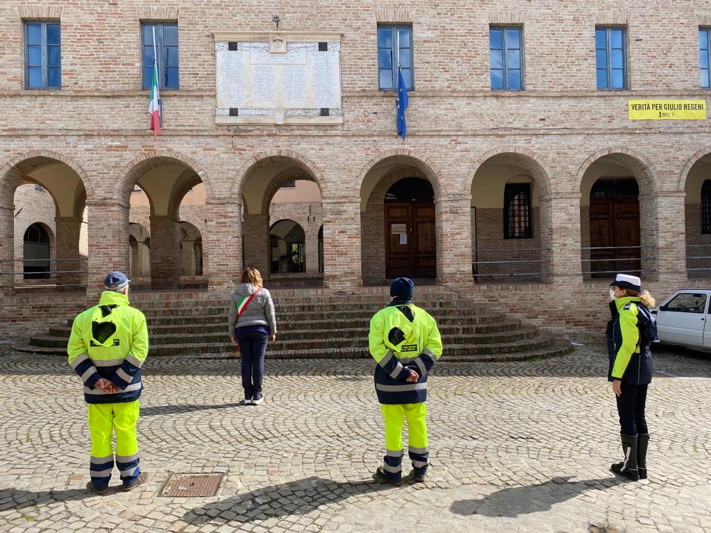 Bandiere a mezz’asta e un minuto di silenzio a Serra de' Conti nella giornata in memoria delle vittime del covid