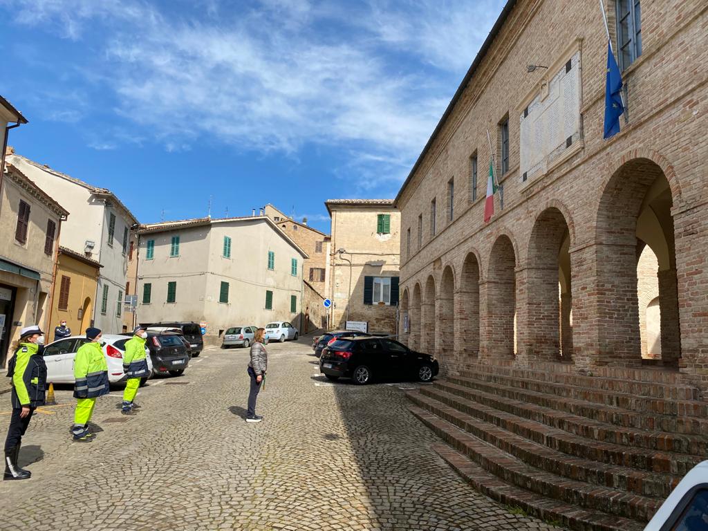 Bandiere a mezz’asta e un minuto di silenzio a Serra de' Conti nella giornata in memoria delle vittime del covid