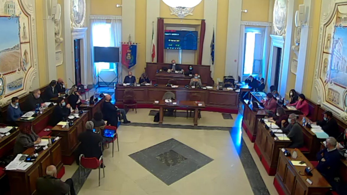 La seduta del consiglio comunale a Senigallia in cui è stata bocciata la cittadinanza onoraria a Patrick Zaki
