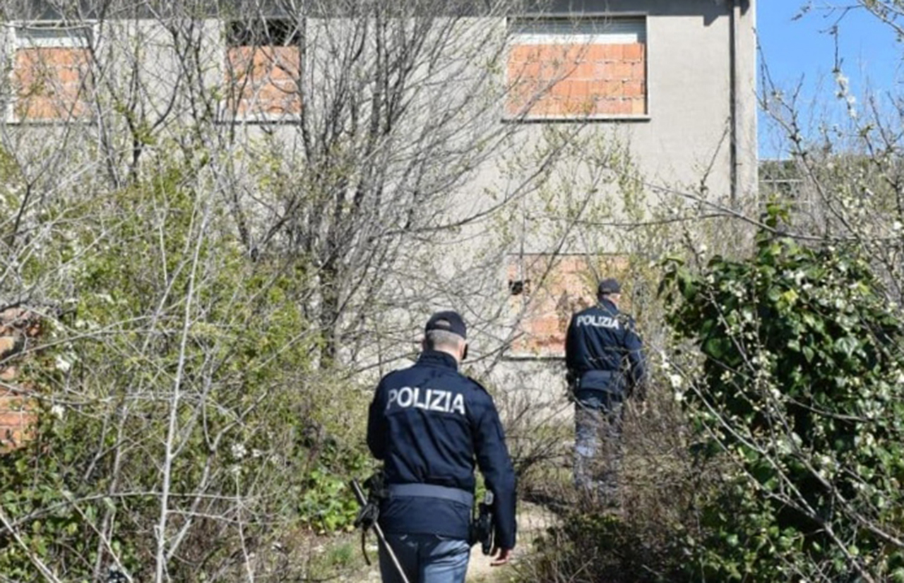 Occupano una casa abbandonata abusivamente