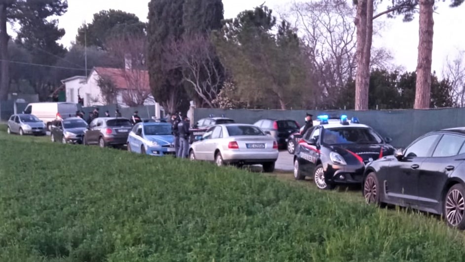 Le auto delle forze dell'ordine davanti la casa dov'è avvenuto l'omicidio, a Roncitelli di Senigallia