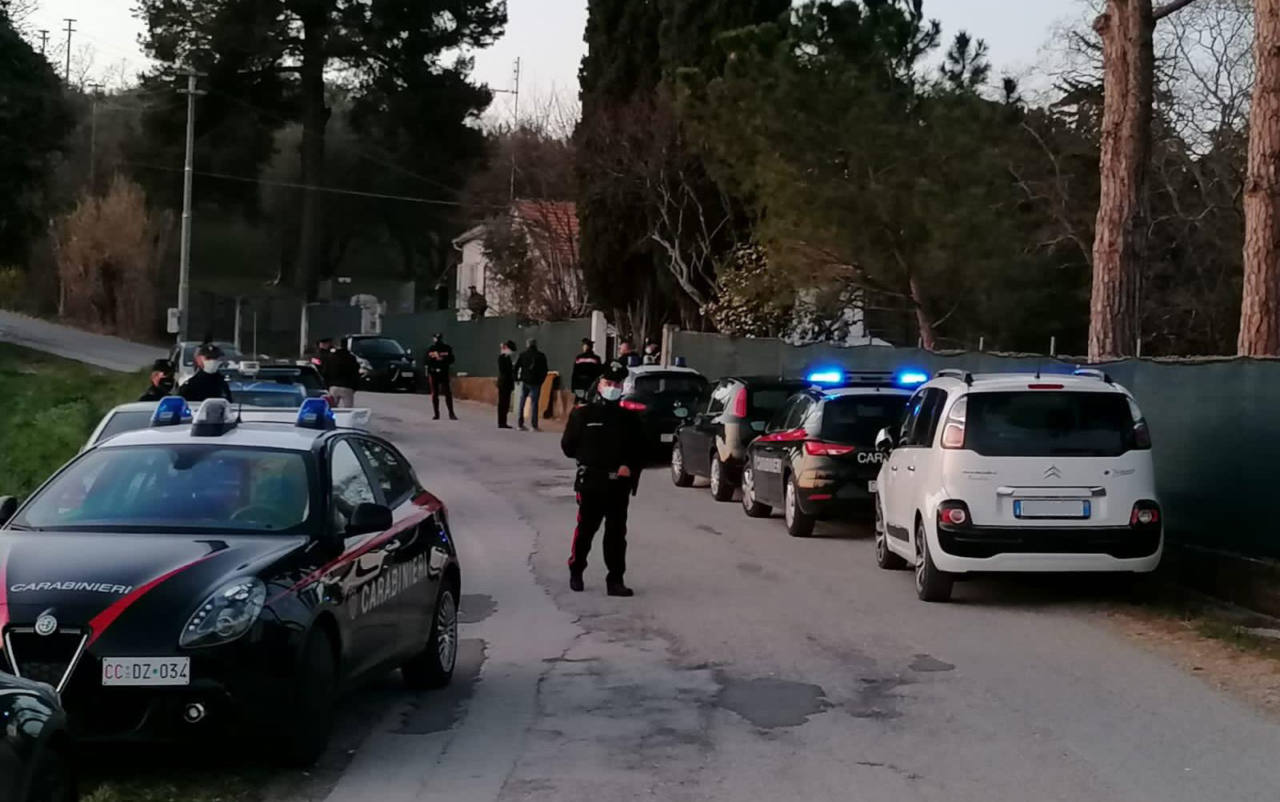 Le forze dell'ordine e i soccorsi sul luogo della tragedia a Roncitelli di Senigallia, dove un uomo ha sparato al figlio uccidendolo