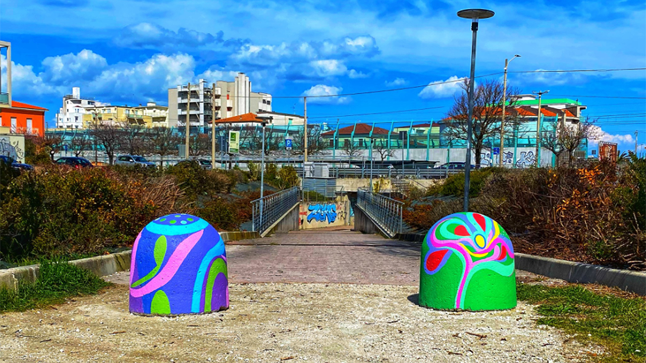 A Senigallia sono comparsi i panettoni colorati: dipinti i dissuasori di cemento per dare colore e allegria