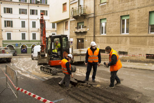 Tubatura rotta in via Indipendenza ad Ancona: strada allagata e chiusa per 4 ore