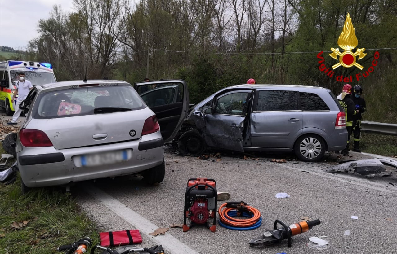 Schianto frontale a Urbino, interviene doppia eliambulanza