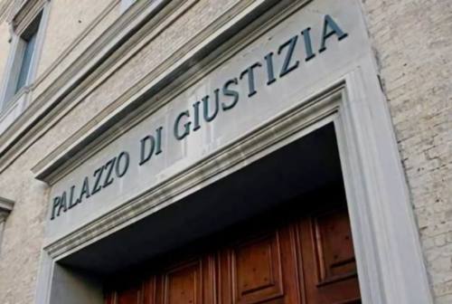 Senigallia, fa il pieno di benzina poi ferisce i carabinieri: condannato un 29enne