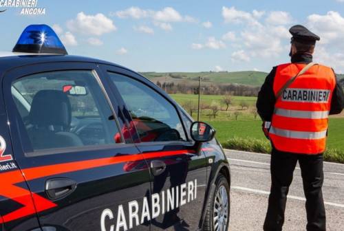 Ripe San Ginesio, attira una 19enne ai giardini pubblici e si spoglia: 60enne denunciato