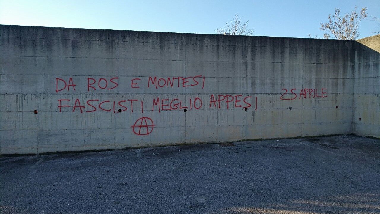 Una delle scritte contro tre consiglieri comunali di Fratelli d'Italia apparse nella notte a Senigallia