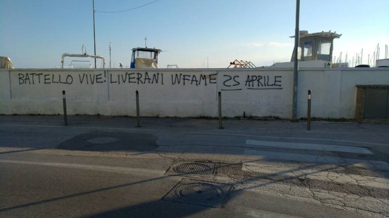 Una delle scritte contro tre consiglieri comunali di Fratelli d'Italia apparse nella notte a Senigallia