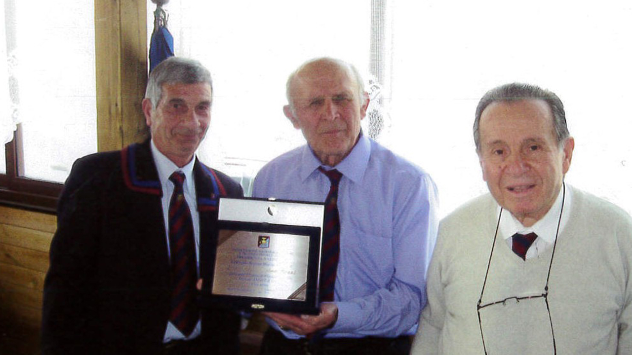 La targa a Marino Bozzi (al centro) per i 25 anni di presidenza della sezione del genio di Ostra