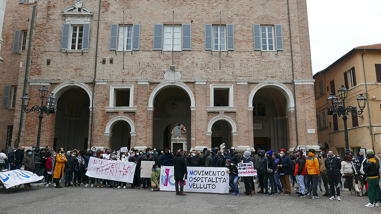 La protesta di ristoratori e imprenditori in piazza Roma a Senigallia