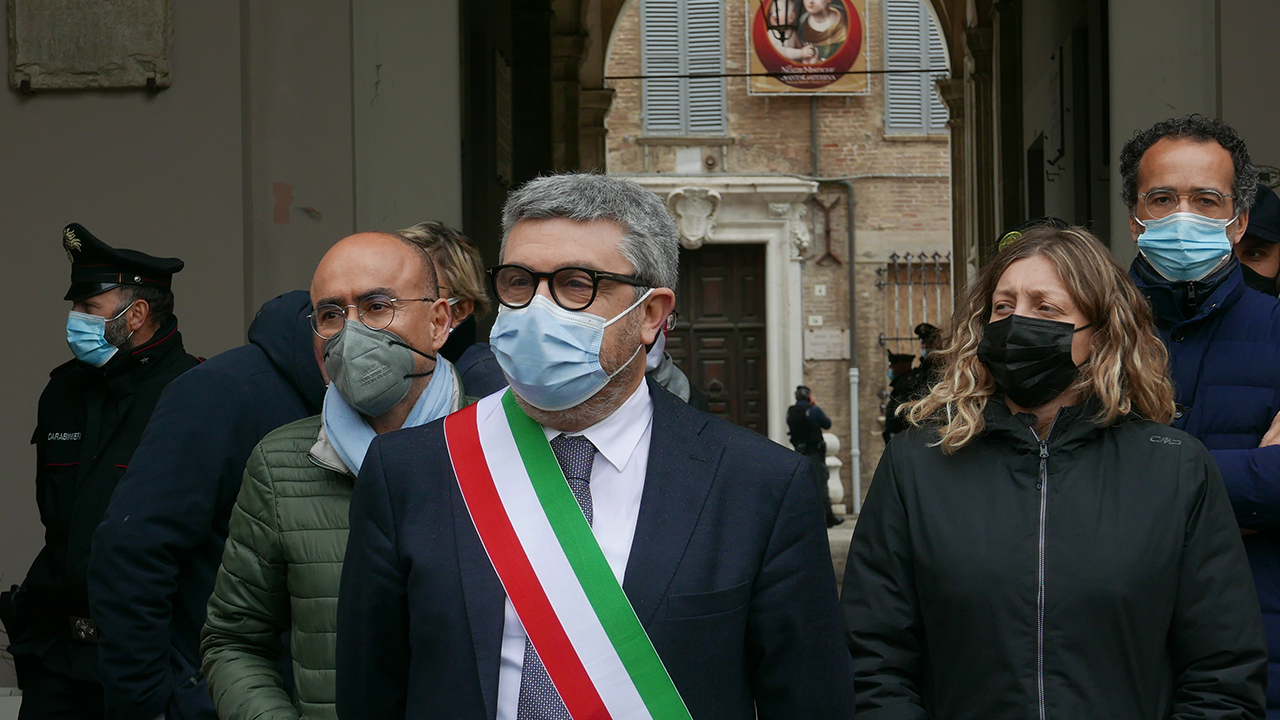 Il sindaco Olivetti e i componenti della giunta in piazza Roma per dialogare con i manifestanti