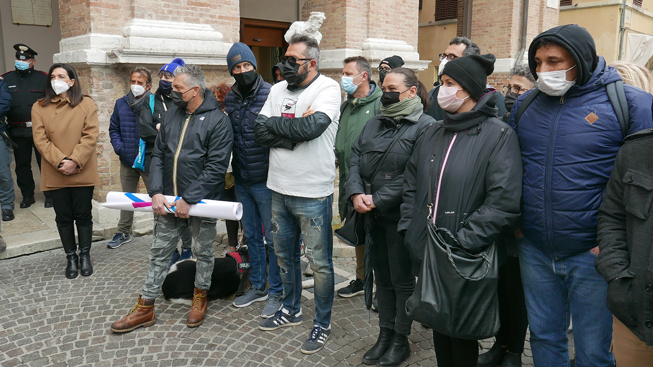 La protesta di ristoratori e imprenditori in piazza Roma a Senigallia