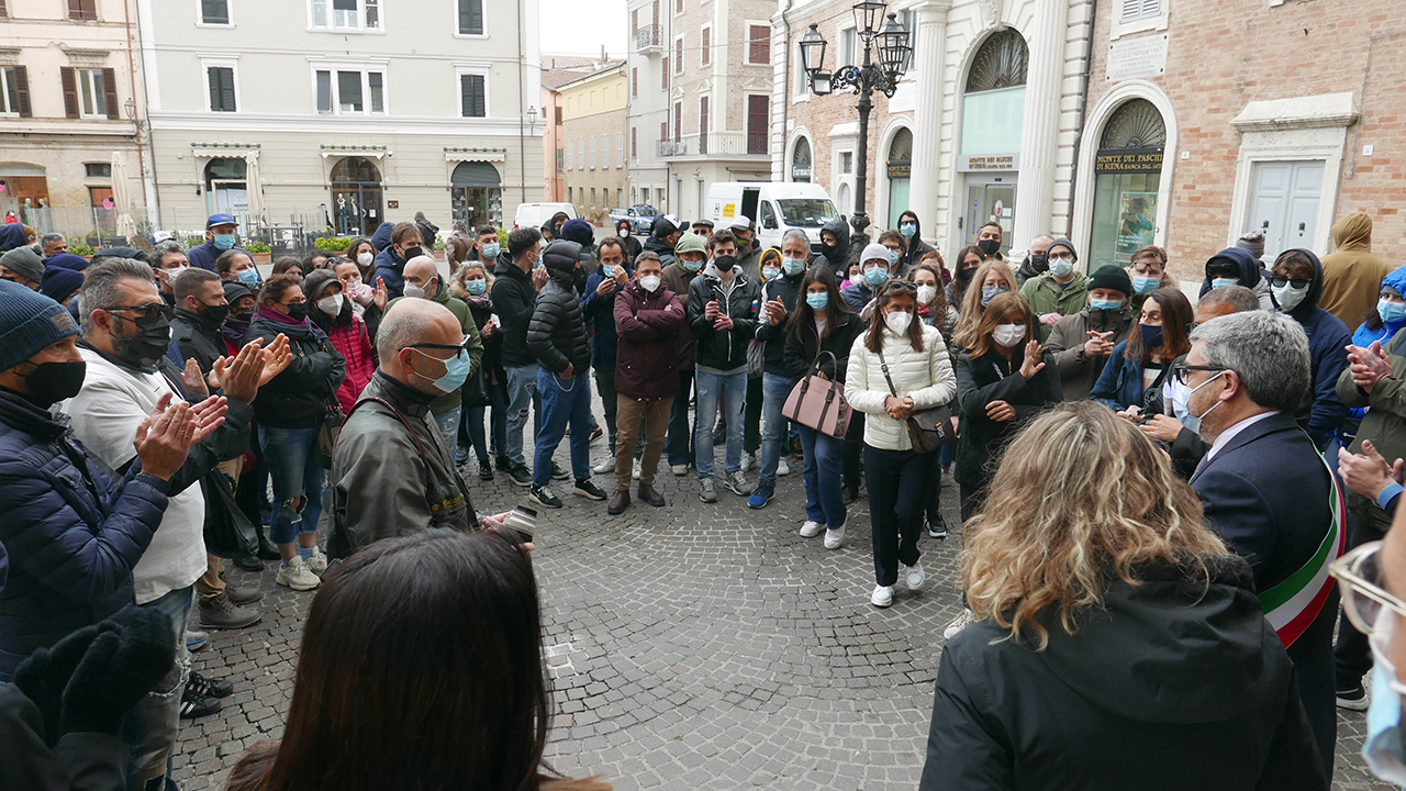 L'intervento del sindaco Olivetti davanti agli imprenditori in piazza a Senigallia