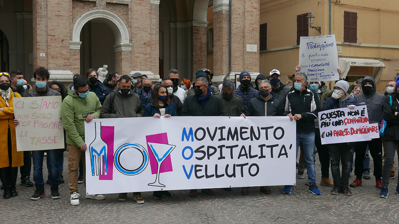 La protesta di ristoratori e imprenditori in piazza Roma a Senigallia