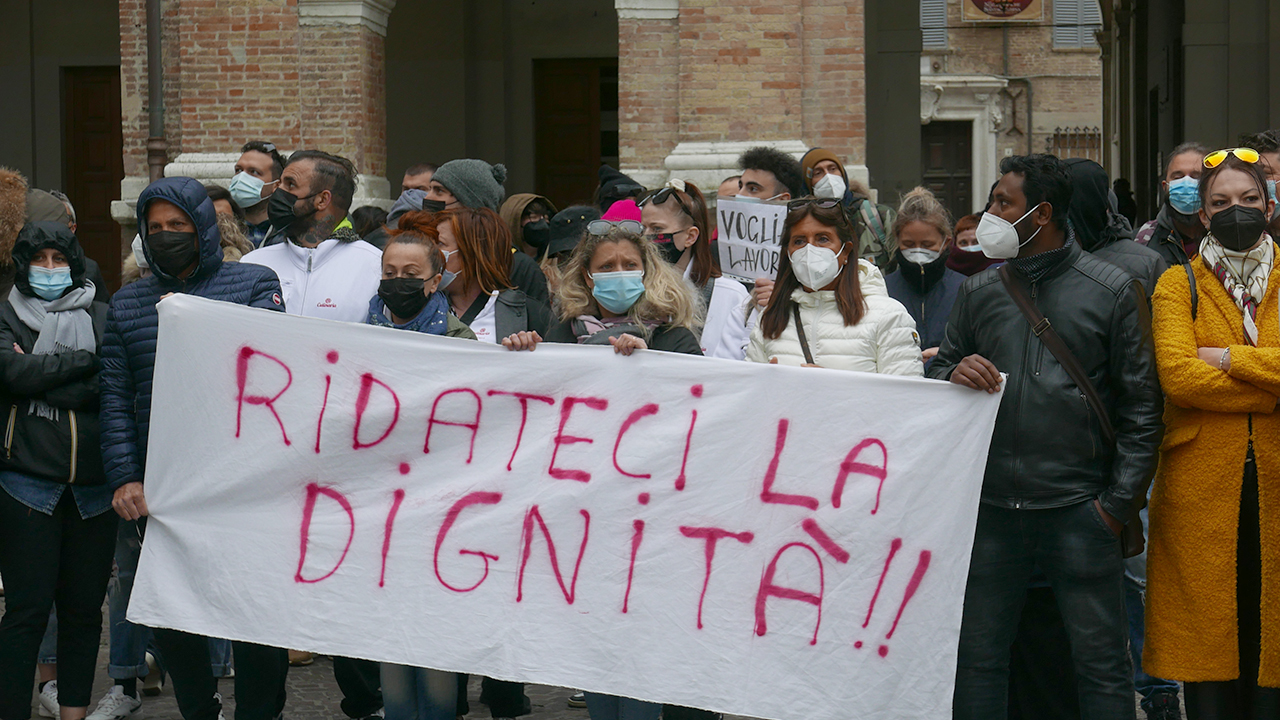 La protesta di ristoratori e imprenditori in piazza Roma a Senigallia