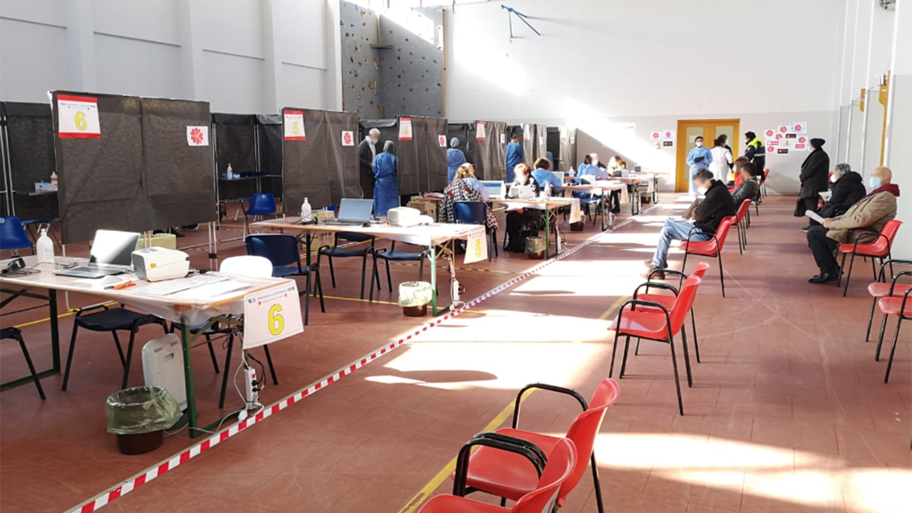 Le persone in attesa dei vaccini al distaccamento dei Vigili del fuoco di Senigallia