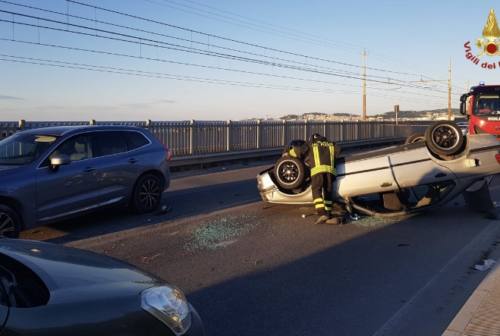 Zig-zag sulla Flaminia, auto si ribalta