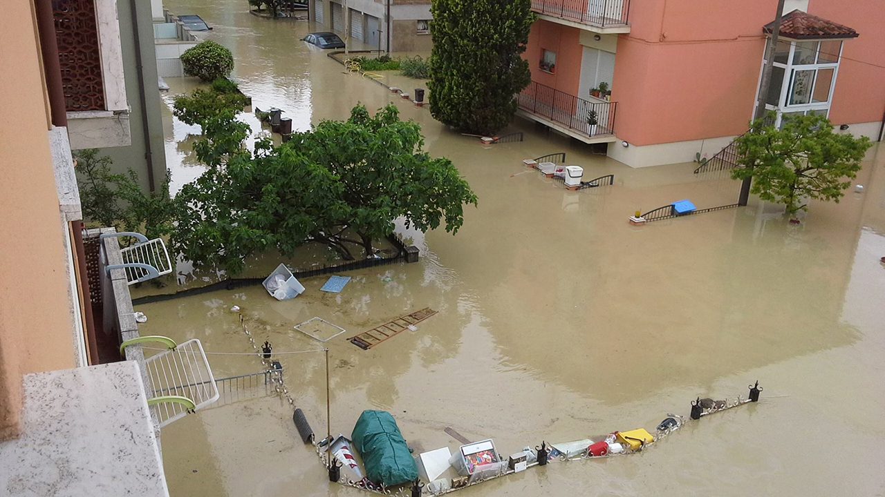 Le strade di Senigallia invase da acqua e fango durante l'alluvione del 3 maggio 2014