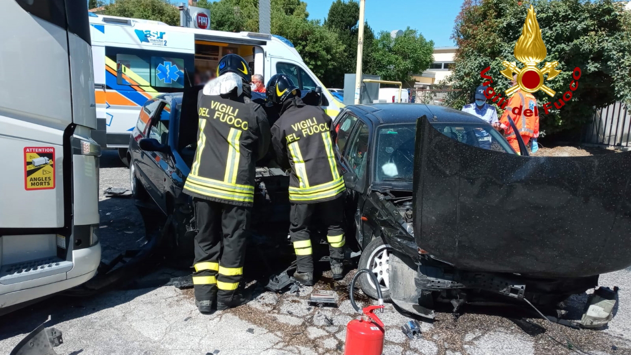 I soccorsi per l'incidente alla Cesanella di Senigallia