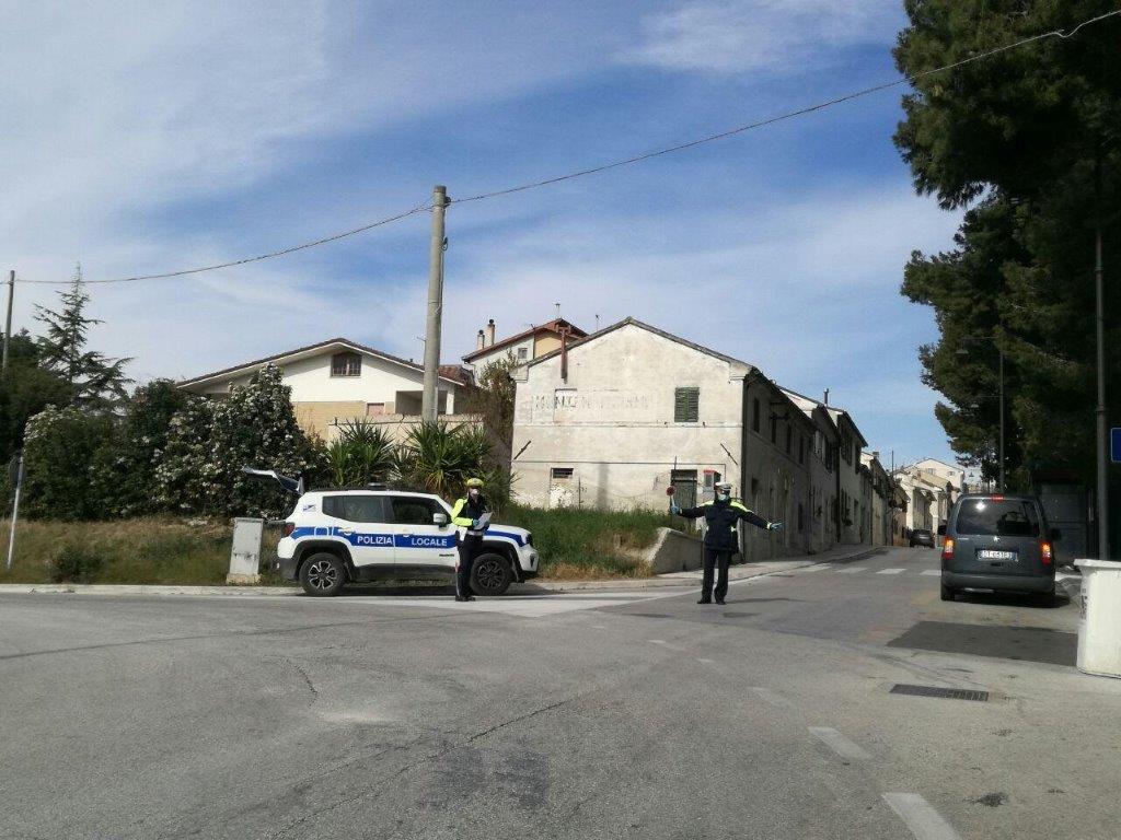 La Polizia locale di Montemarciano durante un controllo del territorio