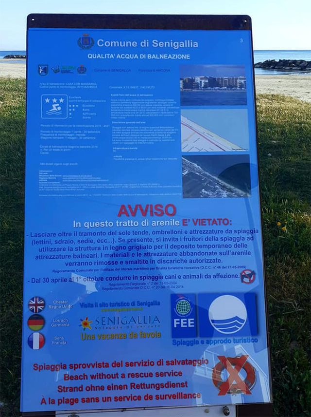 I cartelli informativi sulla spiaggia di velluto di Senigallia