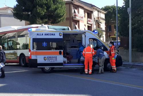 Ancona, scontro tra auto e bus: 5 feriti in ospedale
