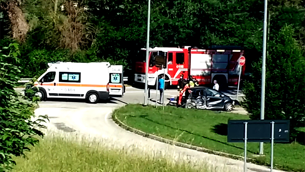 Una delle due auto coinvolte nell'L'incidente sulla provinciale Arceviese a Borgo Bicchia di Senigallia