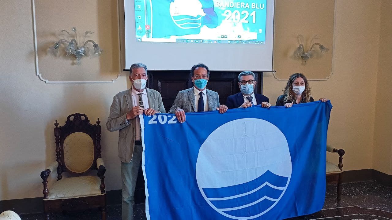 Da sinistra Camillo Nardini, Riccardo Pizzi, Massimo Olivetti ed Elena Campagnolo con la bandiera blu 2021 per la spiaggia di velluto e per il porto Della Rovere